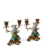 A PAIR OF FRENCH ORMOLU-MOUNTED CHINESE FAMILLE ROSE PORCELAIN TWO-LIGHT CANDELABRA - Foto 3