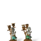 A PAIR OF FRENCH ORMOLU-MOUNTED CHINESE FAMILLE ROSE PORCELAIN TWO-LIGHT CANDELABRA - Foto 4