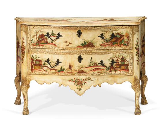 A SOUTH ITALIAN CREAM AND POLYCHROME-PAINTED COMMODE - фото 1