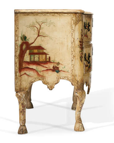 A SOUTH ITALIAN CREAM AND POLYCHROME-PAINTED COMMODE - фото 4