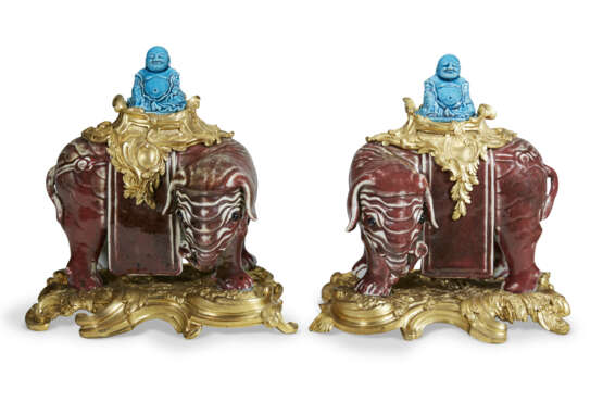 A PAIR OF FRENCH ORMOLU-MOUNTED CHINESE SANG-DE-BOEUF PORCELAIN ELEPHANTS - Foto 2