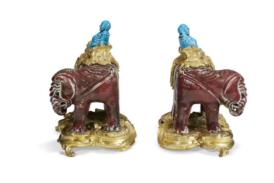 A PAIR OF FRENCH ORMOLU-MOUNTED CHINESE SANG-DE-BOEUF PORCELAIN ELEPHANTS - Foto 3