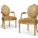 A MATCHED PAIR OF GEORGE III GILTWOOD ARMCHAIRS - Foto 1