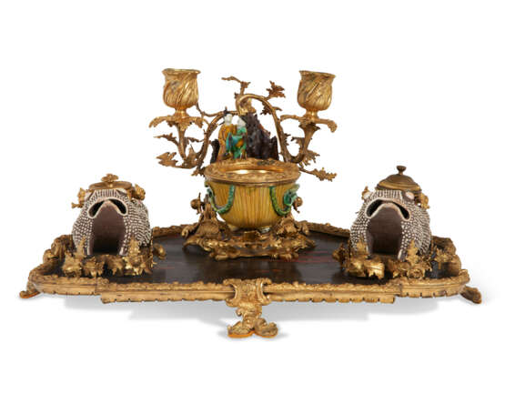 A FRENCH ORMOLU-MOUNTED CHINESE LACQUER AND PORCELAIN ENCRIER - фото 1