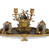 A FRENCH ORMOLU-MOUNTED CHINESE LACQUER AND PORCELAIN ENCRIER - Foto 1