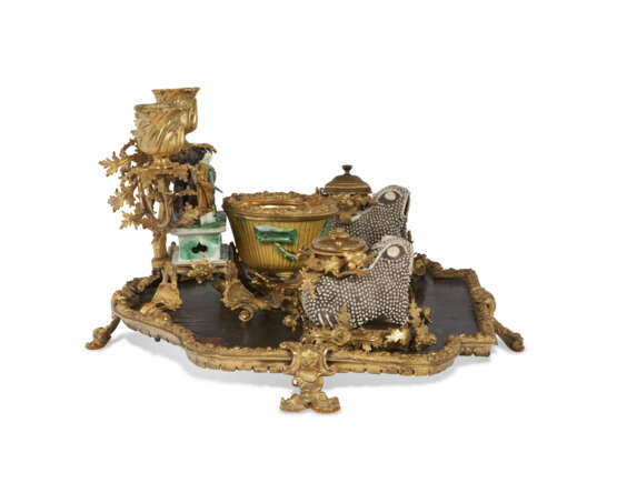 A FRENCH ORMOLU-MOUNTED CHINESE LACQUER AND PORCELAIN ENCRIER - photo 2