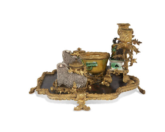 A FRENCH ORMOLU-MOUNTED CHINESE LACQUER AND PORCELAIN ENCRIER - фото 4