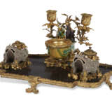 A FRENCH ORMOLU-MOUNTED CHINESE LACQUER AND PORCELAIN ENCRIER - Foto 5