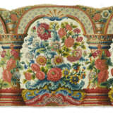 A SET OF FRENCH OR ENGLISH NEEDLEPOINT PANELS FOR A SOFA - Foto 1