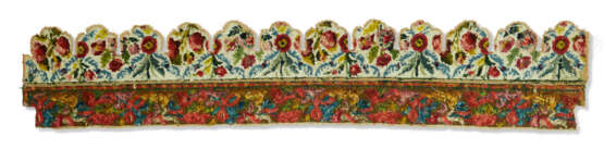 A SET OF FRENCH OR ENGLISH NEEDLEPOINT PANELS FOR A SOFA - photo 9