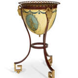 A NORTH EUROPEAN ORMOLU-MOUNTED TOLE-PEINTE AND PAINTED IRON WORK TABLE - Foto 2
