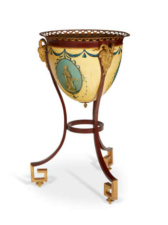 A NORTH EUROPEAN ORMOLU-MOUNTED TOLE-PEINTE AND PAINTED IRON WORK TABLE - Foto 2