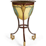 A NORTH EUROPEAN ORMOLU-MOUNTED TOLE-PEINTE AND PAINTED IRON WORK TABLE - Foto 4