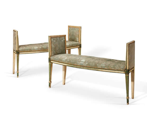 A PAIR OF GEORGE III CREAM AND POLYCHROME-PAINTED WINDOW SEATS - Foto 1