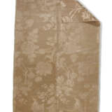 A GROUP OF SIX BROWN AND BEIGE TONED BROCADED SILKS - Foto 3
