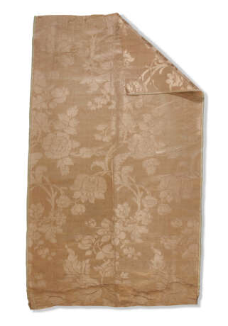 A GROUP OF SIX BROWN AND BEIGE TONED BROCADED SILKS - Foto 3