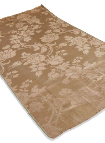 A GROUP OF SIX BROWN AND BEIGE TONED BROCADED SILKS - фото 5