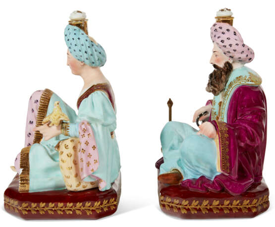 A PAIR OF JACOB PETIT PORCELAIN FIGURAL SCENT BOTTLES AND TWO STOPPERS - photo 3