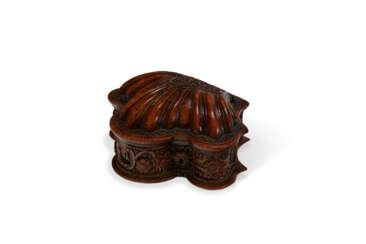 A SOUTH AMERICAN CARVED WALNUT HERB OR COCA BOX (‘YERBERA’ OR ‘COQUERA’)