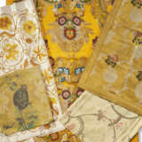 A GROUP OF FIVE YELLOW TONED SILKS - Foto 1
