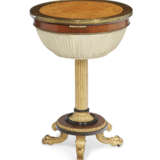 A REGENCY BRASS-INLAID INDIAN ROSEWOOD, AMBOYNA, PARCEL-GILT AND PARCEL-EBONIZED WORK TABLE - Foto 3