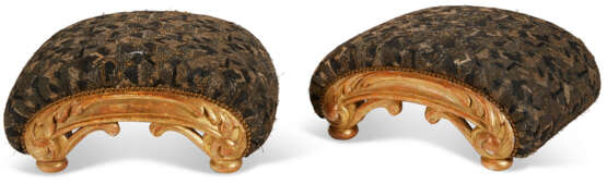 A PAIR OF WILLIAM IV GILTWOOD FOOTSTOOLS - Foto 2