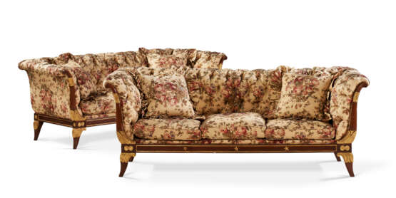 A PAIR OF REGENCY MAHOGANY AND PARCEL-GILT SETTEES - Foto 1