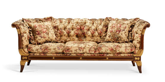 A PAIR OF REGENCY MAHOGANY AND PARCEL-GILT SETTEES - Foto 2