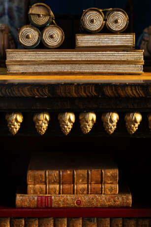 AN ENGLISH CALAMANDER-GRAINED AND PARCEL-GILT LIBRARY TABLE - фото 6