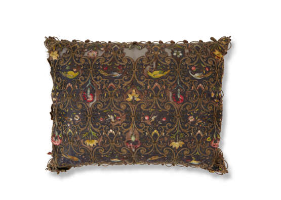 A PAIR OF LOUIS XIII NEEDLEWORK PILLOWS - фото 4