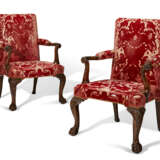 A PAIR OF ENGLISH WALNUT ARMCHAIRS - Foto 1
