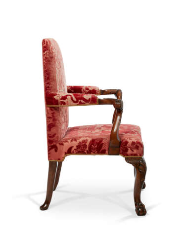 A PAIR OF ENGLISH WALNUT ARMCHAIRS - Foto 2