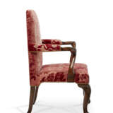 A PAIR OF ENGLISH WALNUT ARMCHAIRS - Foto 2