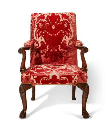 A PAIR OF ENGLISH WALNUT ARMCHAIRS - Foto 4