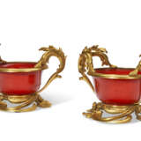 A PAIR OF LOUIS XV STYLE ORMOLU-MOUNTED RED SMALL BOWLS - Foto 1