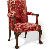 A PAIR OF ENGLISH WALNUT ARMCHAIRS - Foto 5