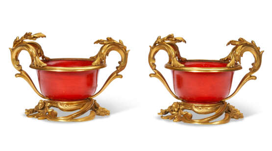 A PAIR OF LOUIS XV STYLE ORMOLU-MOUNTED RED SMALL BOWLS - Foto 2