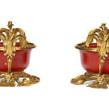 A PAIR OF LOUIS XV STYLE ORMOLU-MOUNTED RED SMALL BOWLS - Foto 3