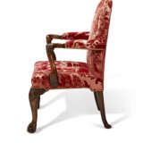 A PAIR OF ENGLISH WALNUT ARMCHAIRS - Foto 6