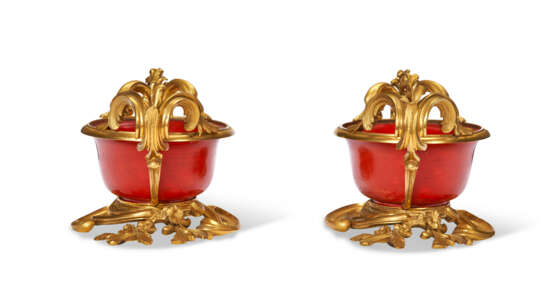 A PAIR OF LOUIS XV STYLE ORMOLU-MOUNTED RED SMALL BOWLS - Foto 4