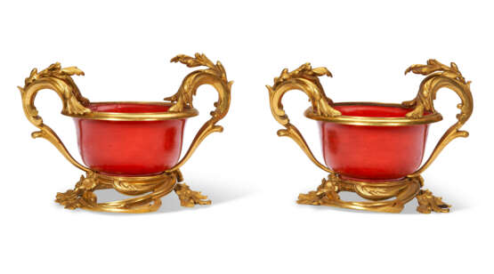 A PAIR OF LOUIS XV STYLE ORMOLU-MOUNTED RED SMALL BOWLS - Foto 5