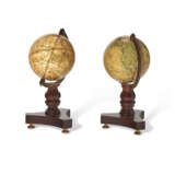 A PAIR OF WILLIAM IV TERRESTRIAL AND CELESTIAL MINIATURE TABLE GLOBES - Foto 3