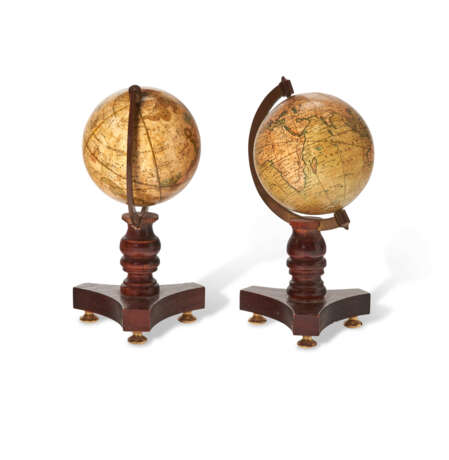 A PAIR OF WILLIAM IV TERRESTRIAL AND CELESTIAL MINIATURE TABLE GLOBES - Foto 4