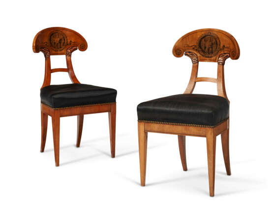 A PAIR OF AUSTRIAN FRUITWOOD AND PENWORK-DECORATED SIDE CHAIRS - Foto 1
