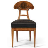A PAIR OF AUSTRIAN FRUITWOOD AND PENWORK-DECORATED SIDE CHAIRS - фото 2