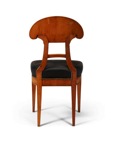 A PAIR OF AUSTRIAN FRUITWOOD AND PENWORK-DECORATED SIDE CHAIRS - Foto 5