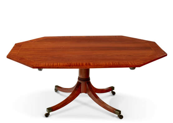 A GEORGE III INDIAN ROSEWOOD, SATINWOOD AND TULIPWOOD-BANDED BREAKFAST TABLE - photo 2