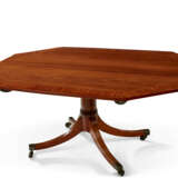 A GEORGE III INDIAN ROSEWOOD, SATINWOOD AND TULIPWOOD-BANDED BREAKFAST TABLE - Foto 3