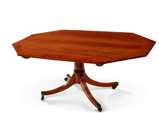 A GEORGE III INDIAN ROSEWOOD, SATINWOOD AND TULIPWOOD-BANDED BREAKFAST TABLE - Foto 3