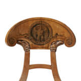 A PAIR OF AUSTRIAN FRUITWOOD AND PENWORK-DECORATED SIDE CHAIRS - Foto 7